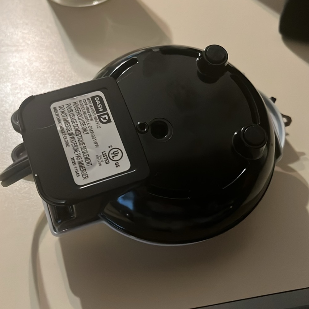 DASH WW mini waffle maker - Picture 3 of 3